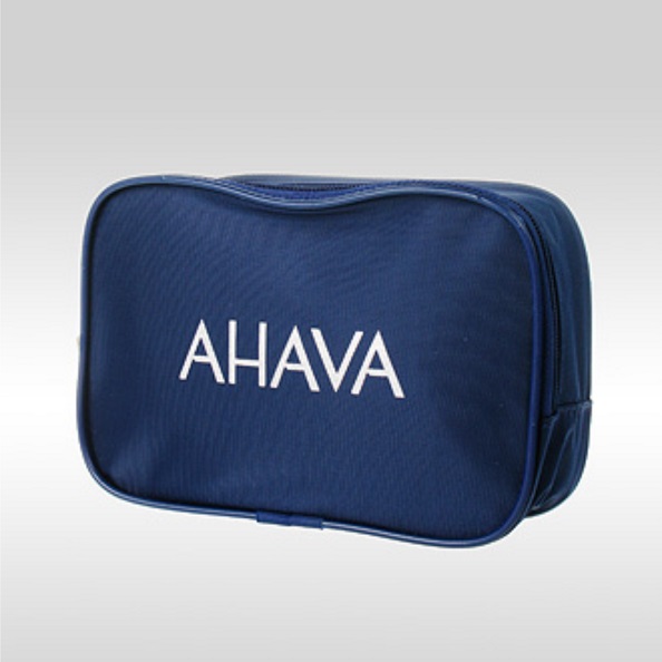 Фото синей косметички с белым логотипом AHAVA