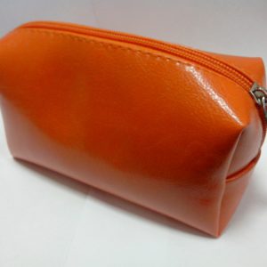 Фотография оранжевой косметички изготовленной из искусственной кожи