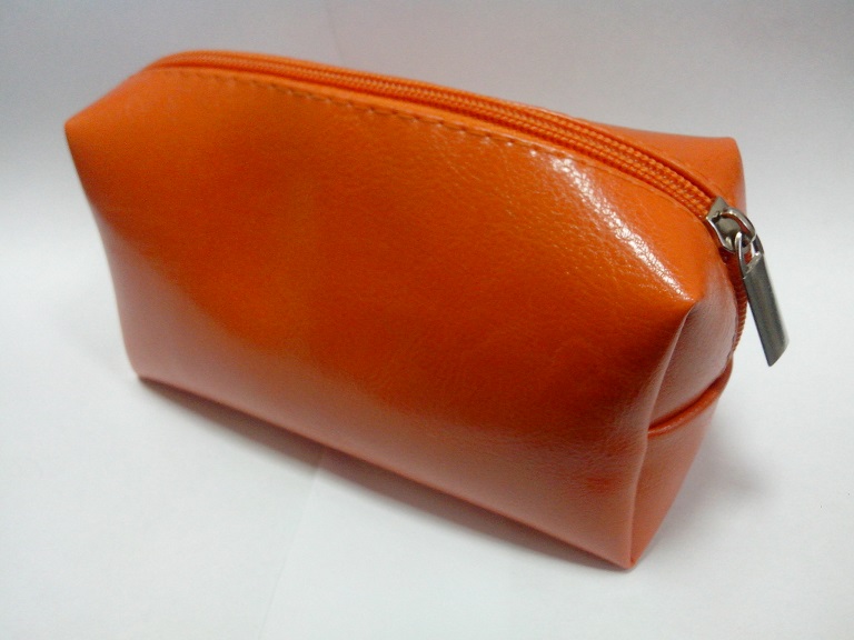 Фотография оранжевой косметички изготовленной из искусственной кожи