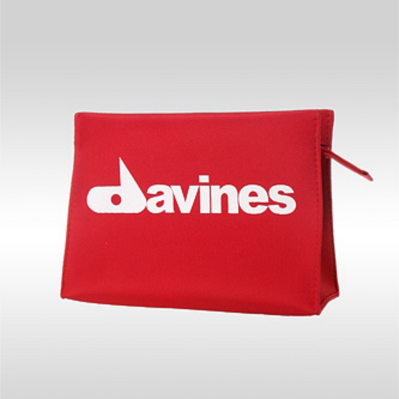 Фото красной косметички с логотипом Davines